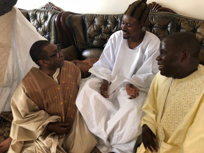ARRÉT SUR IMAGE: Serigne Basse reçoit le fils de Serigne Kosso, Serigne Abdourahmane Mbacké et son ami Youssou Ndour à Touba.