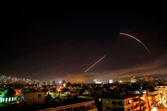 Des missiles traversent le ciel au-dessus de Damas, le 14 avril. Hassan Ammar / AP