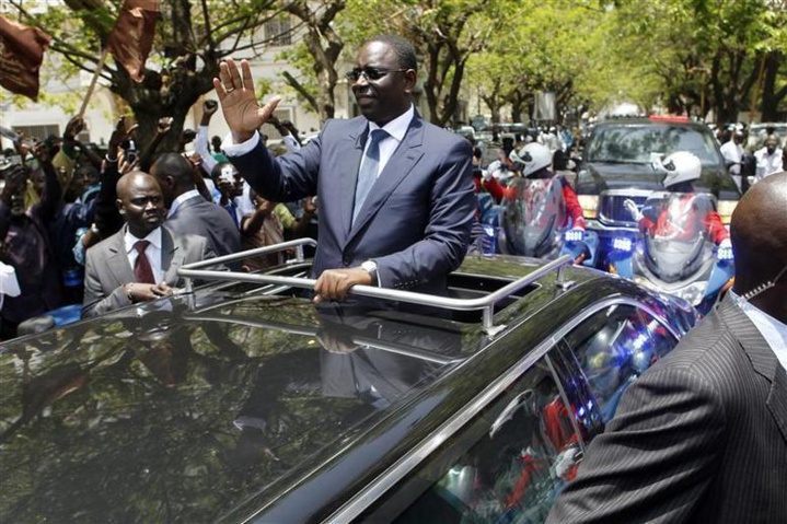 Vidéo: Macky Sall rentre tranquillement au pays, 2 jours après le vote de la loi sur le parrainage – Regardez.