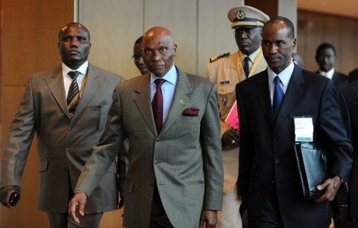 Le président sénégalais Abdoulaye Wade (C), le 19 mai 2010 à Kuala Lumpur