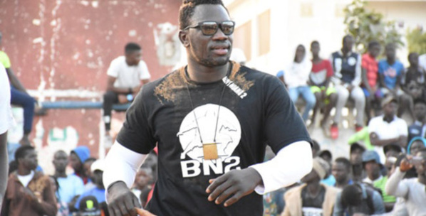 Boy Niang terrassé par Ndèye Diouf