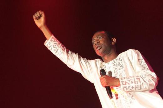 [Audio] Youssou Ndour ouvre le grand bal de Bercy avec “Feke maci booli” : “Paréna” a dit le “nouvel ami” de Karim Wade