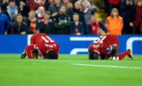 Mo Salah et Sadio Mané se prosternent à Anfield après le premier but de l’Egyptien, en demi-finale face à la Roma.