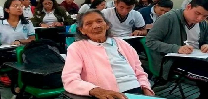 Insolite: Une Mexicaine de 96 ans rentre au lycée pour devenir institutrice de crèche