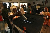 De longues files d’attente… Un calme plat… Des militaires votent en dehors de leurs casernes