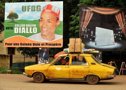 Forte affluence des Guinéens devant les bureaux de vote à Dakar