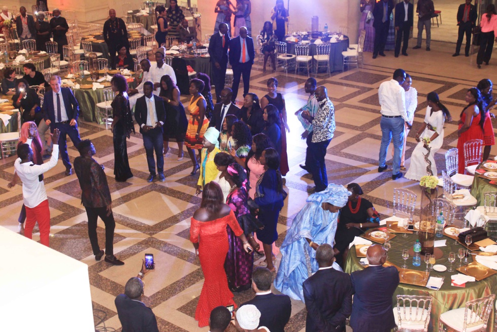 17 photos : Viviane Chidid Dieng fait danser Christophe Bigot, l'ambassadeur de France au Sénégal