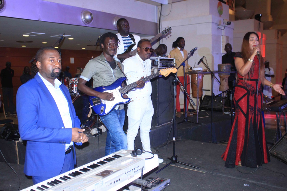 17 photos : Viviane Chidid Dieng fait danser Christophe Bigot, l'ambassadeur de France au Sénégal