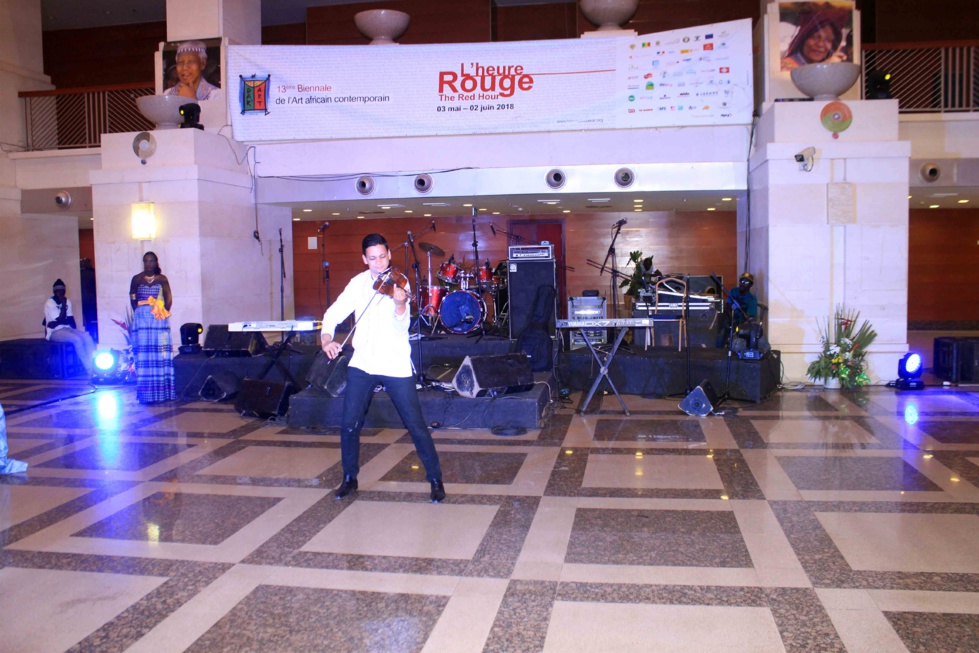 17 photos : Viviane Chidid Dieng fait danser Christophe Bigot, l'ambassadeur de France au Sénégal