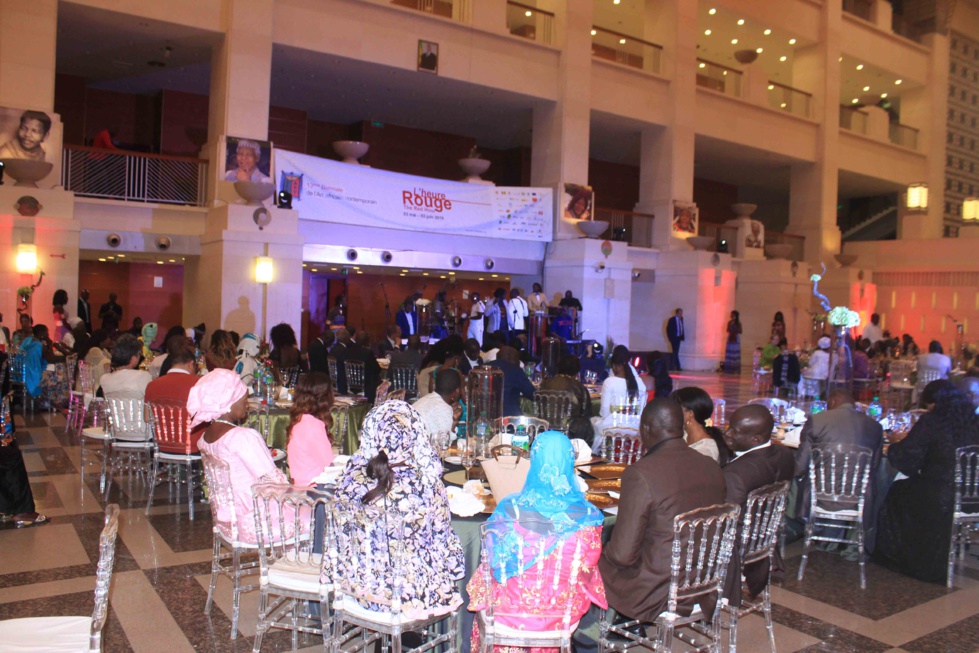 17 photos : Viviane Chidid Dieng fait danser Christophe Bigot, l'ambassadeur de France au Sénégal
