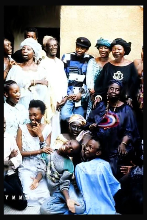 Une photo souvenir des années 80 La star planétaire Youssou Ndour entourée de sa famille ...Papa, maman, tantes, grand mère, frères et soeurs –