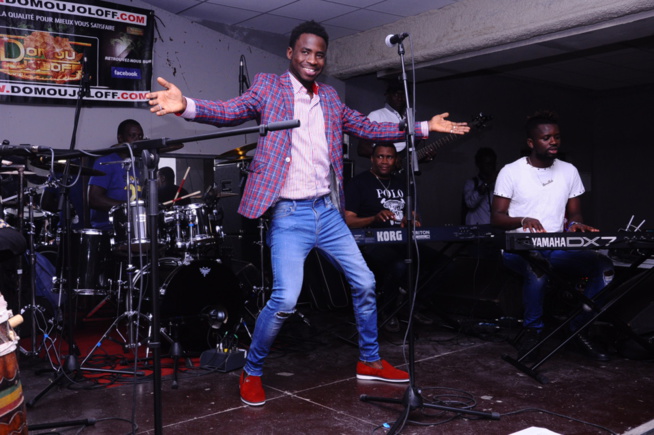 Bordeaux: Le nouveau chouchou de la musique Sénégalaise Sidy Diop chante et danse avec ses fans
