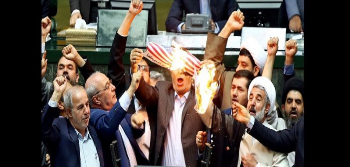 Accord nucléaire: Les députés iraniens mettent le feu au drapeau américain (Vidéo)