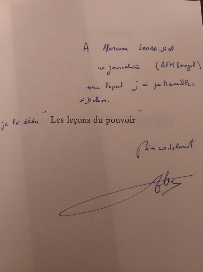 François Hollande, l'ex Président français "dédicace" son livre à Alassane Samba Diop du Groupe Futurs Médias