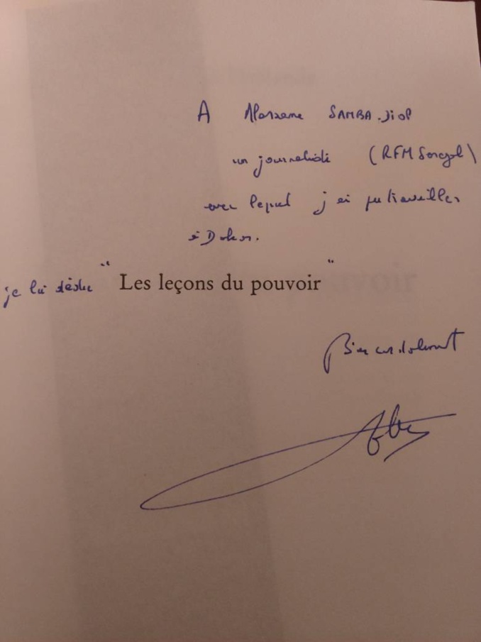 François Hollande, l'ex Président français "dédicace" son livre à Alassane Samba Diop du Groupe Futurs Médias François Hollande, l'ex Président français "dédicace" son livre à Alassane Samba Diop du Groupe Futurs Médias