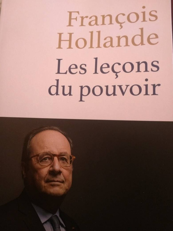 François Hollande, l'ex Président français "dédicace" son livre à Alassane Samba Diop du Groupe Futurs Médias François Hollande, l'ex Président français "dédicace" son livre à Alassane Samba Diop du Groupe Futurs Médias