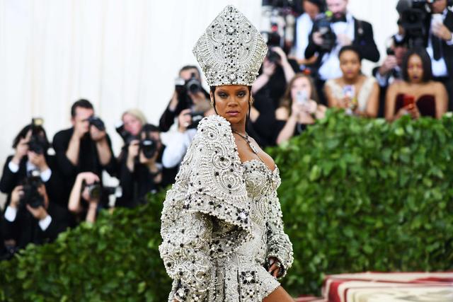 PHOTOS - Extravagantes ou subtiles, les stars mêlent mode et religion pour le gala du Met