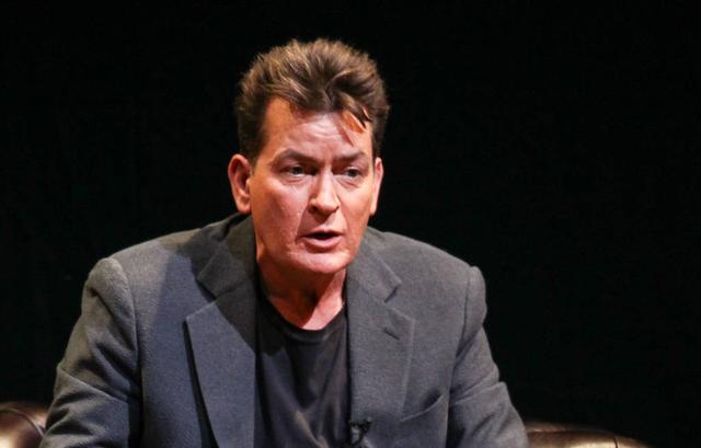 Charlie Sheen répond à la femme qui l'accuse de lui avoir transmis le VIH