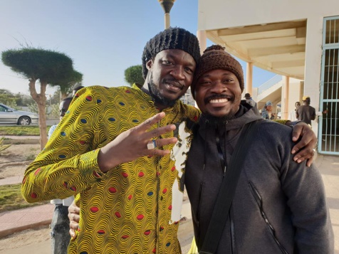 URGENT : Guy Marius Sagna relaxé...après avoir déchiré la bâche de la Place de l'Europe à Gorée