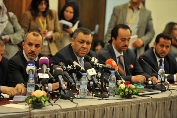 Les représentants libyens des parties en conflit lors de la réunion d'Alger