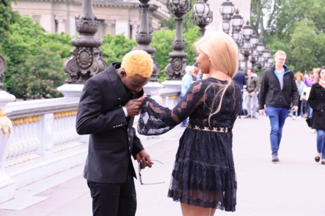 L’artiste Sidy Diop présente son new look avec son chou baby à Paris 