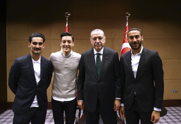 Özil et Gündogan, les photos polémiques avec le président Erdogan Özil et Gündogan, les photos polémiques avec le président Erdogan