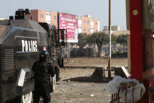 Affrontements entre policiers et étudiants sur l’avenue Cheikh Anta Diop de Dakar...Tout ce que vous n’avez pas vu en images
