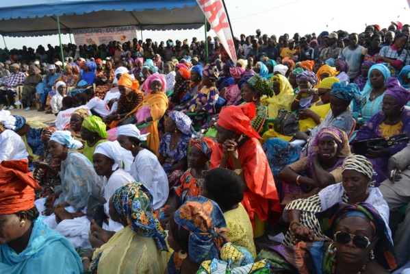 OUMAR GUÈYE REMET PLUS DE 800 MOTEURS HORS-BORD AUX PÊCHEURS