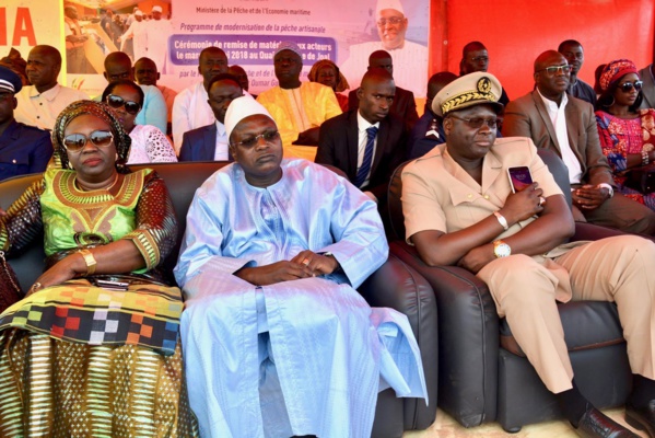 OUMAR GUÈYE REMET PLUS DE 800 MOTEURS HORS-BORD AUX PÊCHEURS