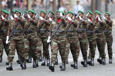 Femmes soldats de l'armée béninoise. Les armées de 13 pays africains ont défilé pour la première fois sur les Champs-Elysées pour le 14-Juillet, une initiative destinée à célébrer le cinquantenaire des indépendances octroyées sous le généra