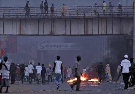 [Vidéo] Manifestations des populations contre les coupures de la sénélec: un manifestant trouve la mort