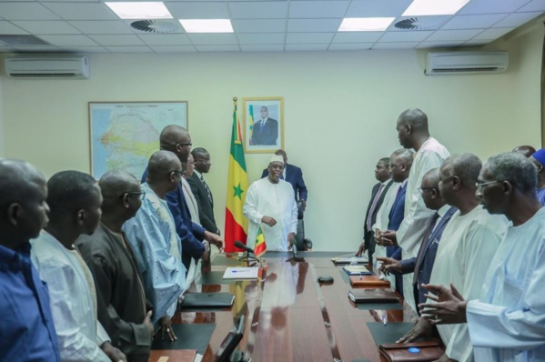 Stade de Mbour: Macky Sall offre 3 millions à chaque famille de victime, 15 millions au club, 5 briques et 3 billets pour le mondial aux supporters 