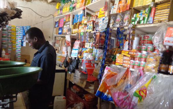 Sénégal: les petits commerces face à la grande distribution Sénégal: les petits commerces face à la grande distribution