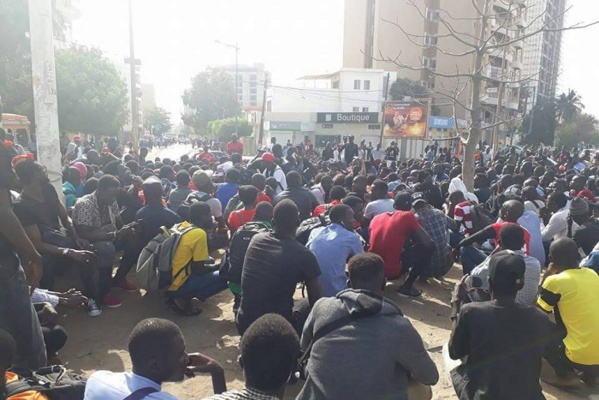 Avenue Cheikh Anta Diop : Les forces de l’ordre désertent, les étudiants font la pluie et le beau temps Avenue Cheikh Anta Diop : Les forces de l’ordre désertent, les étudiants font la pluie et le beau temps