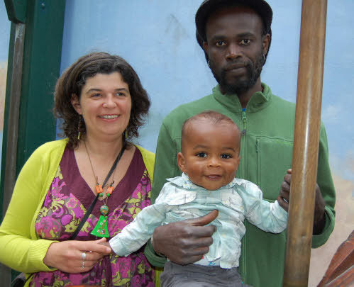 Brest. La mère du marié retenue à Dakar par le consul. Madeleine Kantoussan ne pourra pas non plus faire connaissance aujourd'hui avec son petit-fils, Anicet, 10 mois, (ci-contre dans les bras de ses parents).