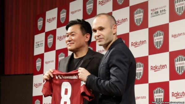 Iniesta accueilli par des milliers de supporteurs à Kobe au Japon