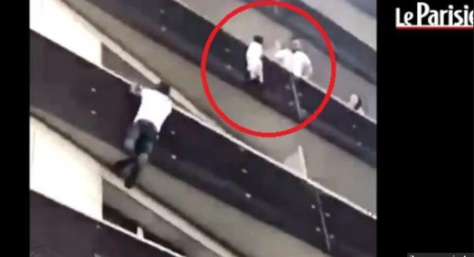 Il sauve un enfant suspendu dans le vide: Mamoudou Gassama devient un héros en France