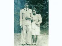 Dielebo Somano et sa femme. Cette photo a été prise à la fin des années 1940 quand Dielebo était encore soldat. Il est avec sa femme malgache.