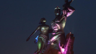 INSOLITE À OUAKAM : Le monument de la Renaissance éclairé 24h/24, les populations dans le noir