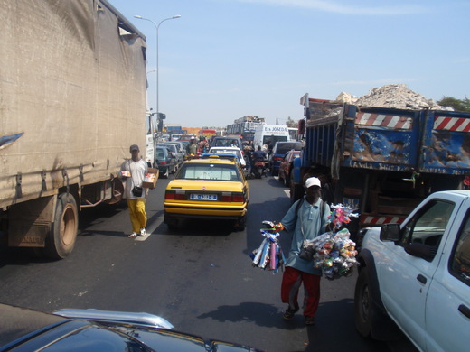 EMBOUTEILLAGES DANS LES ROUTES DE DAKAR : Une aubaine pour les marchands ambulants