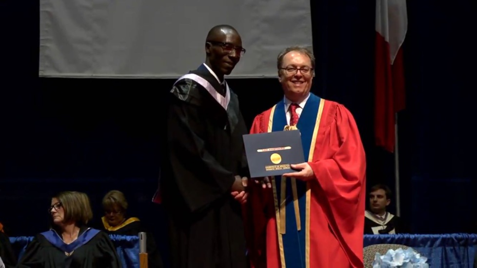 Saër Samb, le fils de Khadim Samb, décroche son Baccalauréat en sciences infirmières à l’Université de Moncton au Canada