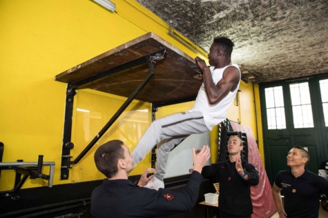 7 photos : Mamoudou Gassama intègre les sapeurs-pompiers français