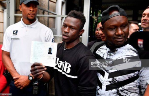 7 photos : Mamoudou Gassama intègre les sapeurs-pompiers français