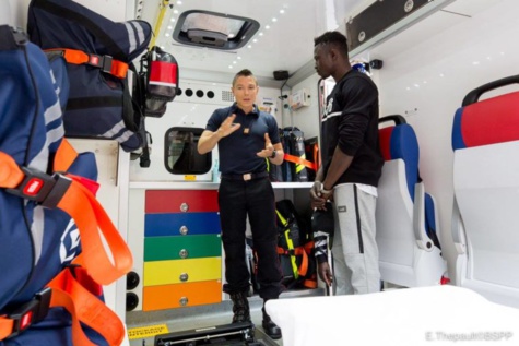 7 photos : Mamoudou Gassama intègre les sapeurs-pompiers français