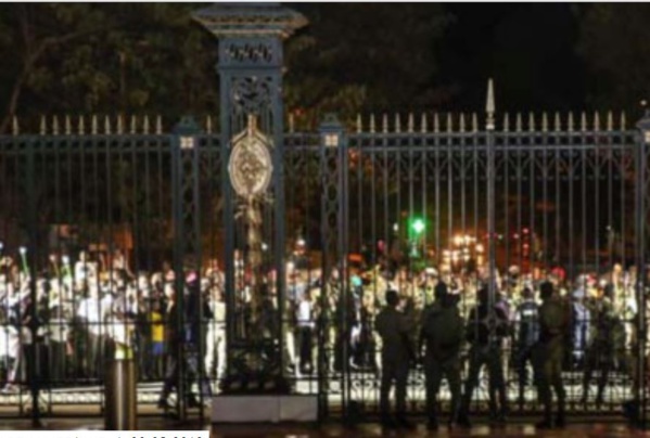 Bagarre au Palais : Arrêtés après avoir insulté les gendarmes, les jeunes de l’Apr recouvrent la liberté Bagarre au Palais : Arrêtés après avoir insulté les gendarmes, les jeunes de l’Apr recouvrent la liberté