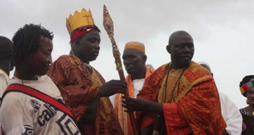 TAPHA GUEYE DONNE LE FLAMBEAU A GRIS BORDEAUX Le 3e Tigrede Fass est né