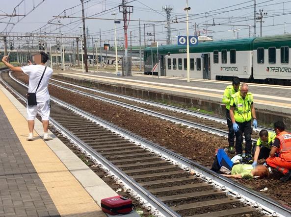 En Italie, une femme est heurtée par un train, cet homme prend un selfie