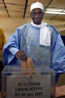 Sénégal: la candidature de Wade pour un 3e mandat en 2012 fait polémique