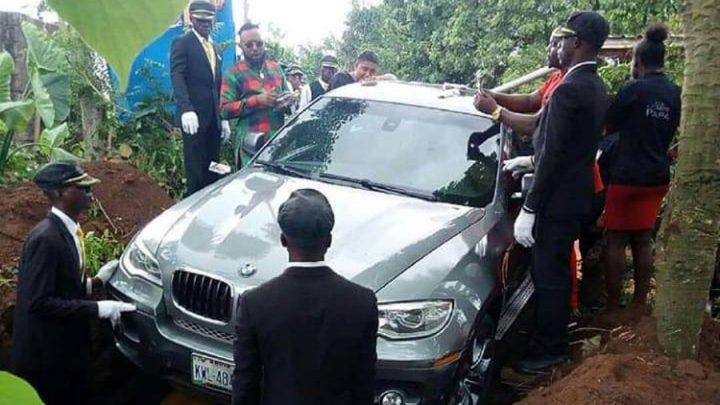 Pour faire plaisir à son père décédé, il l’enterre dans un BMW toute neuve !