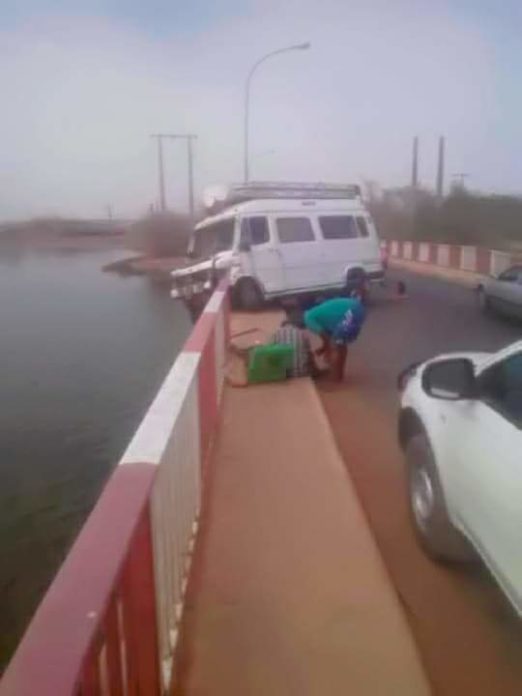 Kaolack : Spectaculaire ! Un car s’incruste dans le pont Serigne Bassirou Mbacké. Kaolack : Spectaculaire ! Un car s’incruste dans le pont Serigne Bassirou Mbacké.